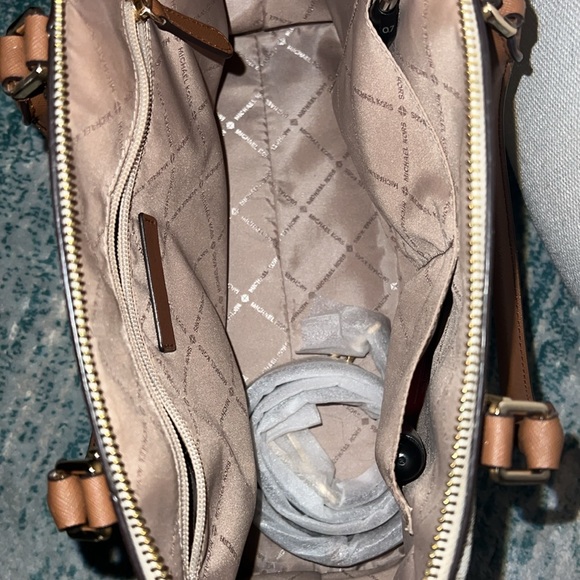 BRAND NEW NEVER USED STUNNING MICHEAL KORS CIARA VANILLA SATCHEL BAG - Picture 4 of 13